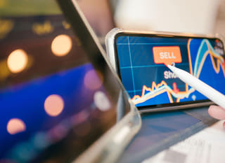 Analista multi-mercato che esamina opzioni su Bitcoin, Ethereum e forex